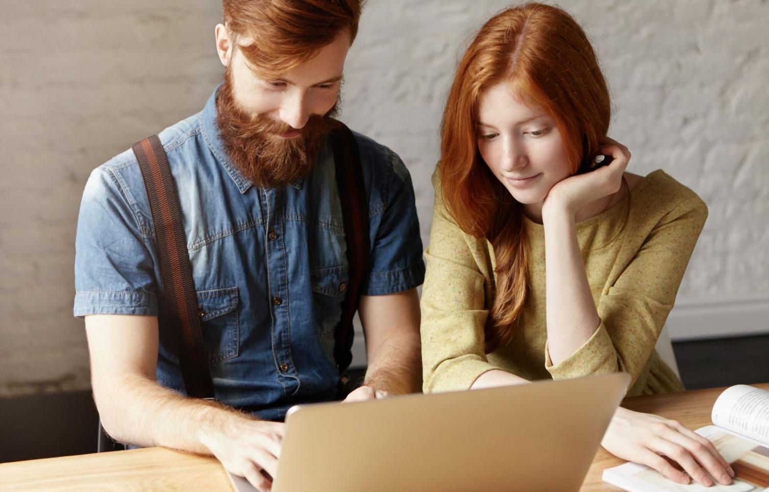 Session de formation interactive avec participants travaillant en groupe