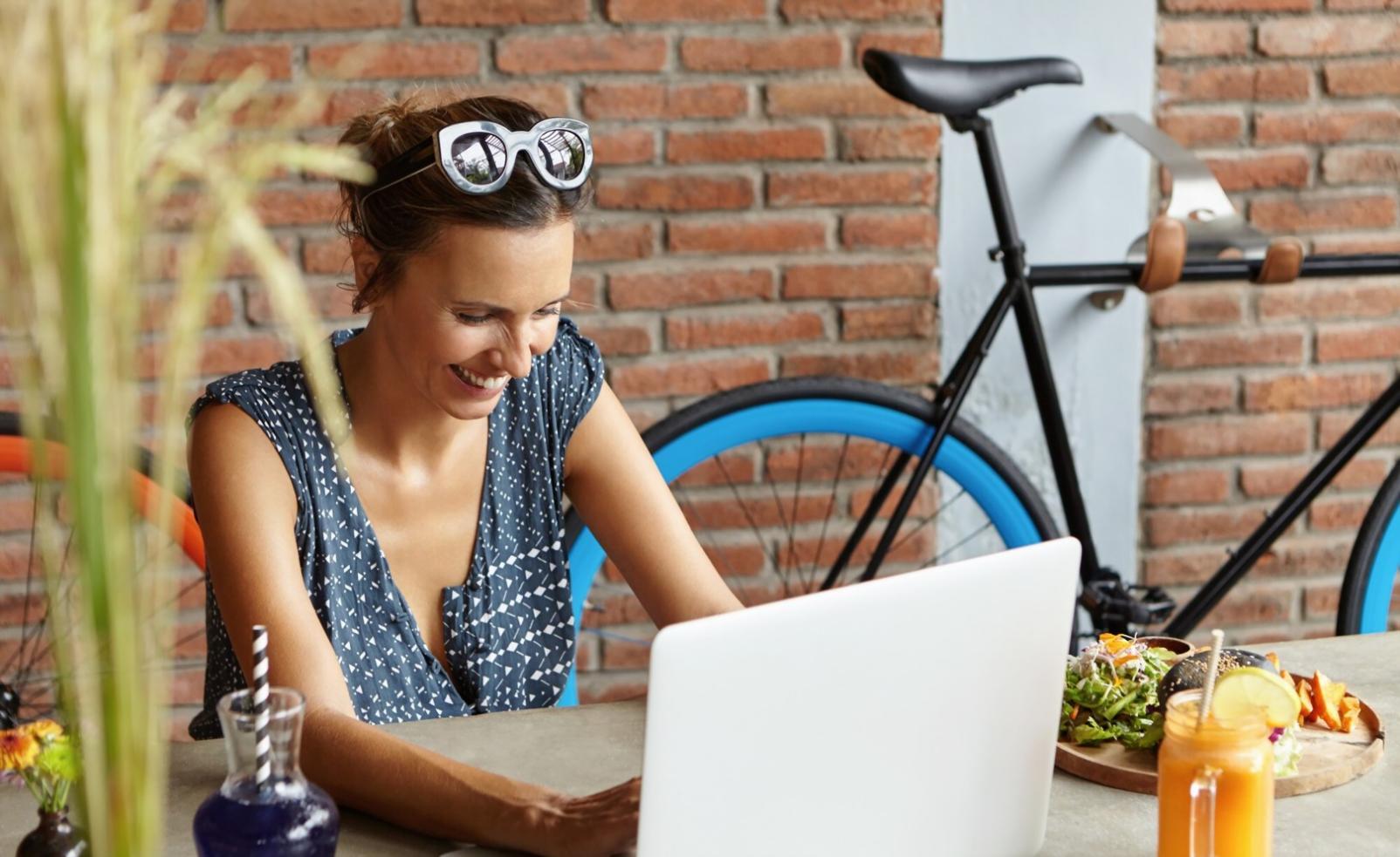 Espace de formation moderne avec équipements technologiques